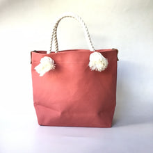 画像をギャラリービューアに読み込む, BRANCHES オリジナル　トートバッグМ　＊珊瑚刺繍入り＊カラクレナイ（グレー刺繍、白紐)
