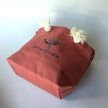 画像をギャラリービューアに読み込む, BRANCHES オリジナル　トートバッグМ　＊珊瑚刺繍入り＊カラクレナイ（グレー刺繍、白紐)
