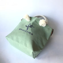 画像をギャラリービューアに読み込む, BRANCHES オリジナル　トートバッグМ　＊珊瑚刺繍入り＊スモーキーセラドン（グレー刺繍、白紐）
