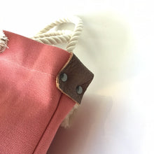 画像をギャラリービューアに読み込む, BRANCHES オリジナル　トートバッグМ　＊珊瑚刺繍入り＊カラクレナイ（グレー刺繍、白紐)
