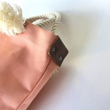 画像をギャラリービューアに読み込む, BRANCHES オリジナル　トートバッグМ　＊珊瑚刺繍入り＊シェルピンク（グレー刺繍、白紐)
