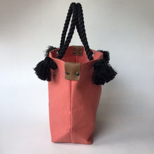 画像をギャラリービューアに読み込む, BRANCHES オリジナル　トートバッグМ　＊珊瑚刺繍入り＊カラクレナイ(グレー刺繍、黒紐)
