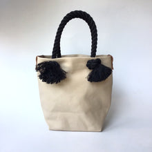 画像をギャラリービューアに読み込む, BRANCHES オリジナル　トートバッグ　＊珊瑚刺繍入り＊アイボリー(グレー刺繍、黒紐)

