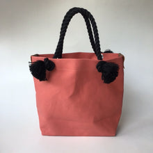 画像をギャラリービューアに読み込む, BRANCHES オリジナル　トートバッグМ　＊珊瑚刺繍入り＊カラクレナイ(グレー刺繍、黒紐)

