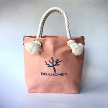 画像をギャラリービューアに読み込む, BRANCHES オリジナル　トートバッグМ　＊珊瑚刺繍入り＊シェルピンク（グレー刺繍、白紐)
