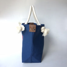 画像をギャラリービューアに読み込む, 　BRANCHES オリジナル　トートバッグМ　＊珊瑚刺繍入り＊インディゴ（赤刺繍、白紐）
