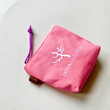 画像をギャラリービューアに読み込む, NEW✨　珊瑚ロゴ刺繍ポーチ　Sサイズ(ピンク)　

