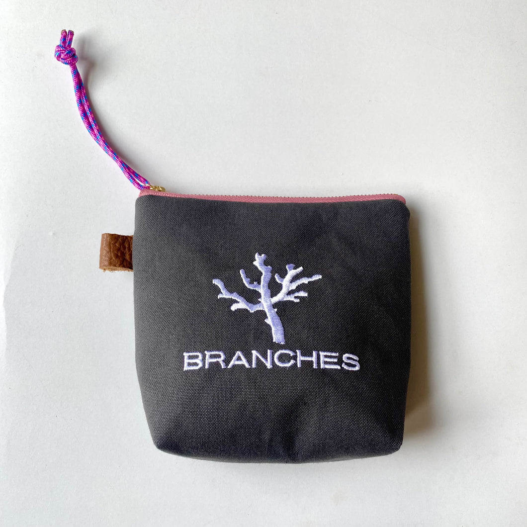 NEW✨　珊瑚ロゴ刺繍ポーチ　Sサイズ(チャコール)　