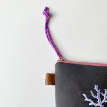 画像をギャラリービューアに読み込む, NEW✨　珊瑚ロゴ刺繍ポーチ　Sサイズ(チャコール)　
