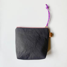 画像をギャラリービューアに読み込む, NEW✨　珊瑚ロゴ刺繍ポーチ　Sサイズ(チャコール)　
