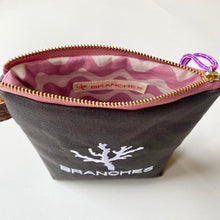 画像をギャラリービューアに読み込む, NEW✨　珊瑚ロゴ刺繍ポーチ　Sサイズ(チャコール)　
