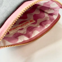 画像をギャラリービューアに読み込む, NEW✨　珊瑚ロゴ刺繍ポーチ　Sサイズ(チャコール)　
