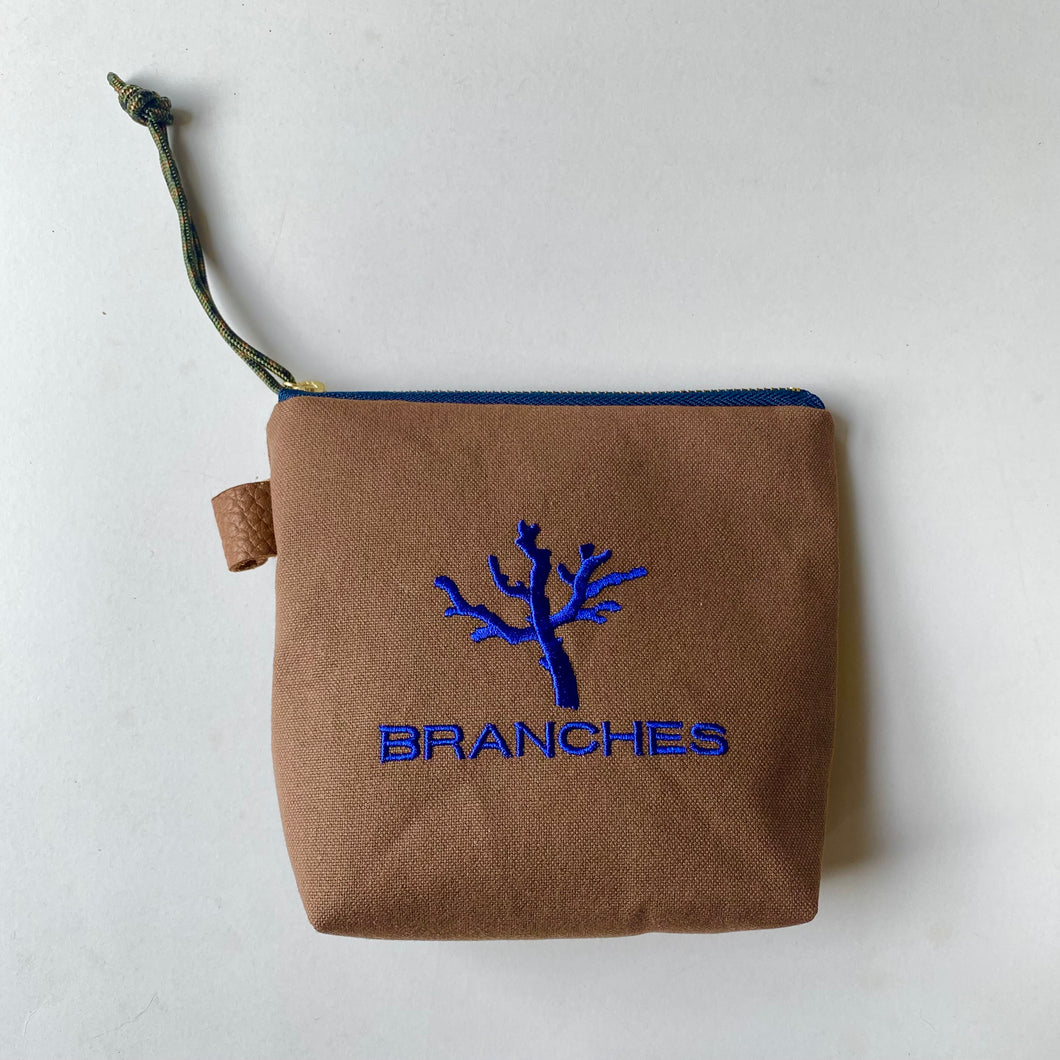 NEW✨　珊瑚ロゴ刺繍ポーチ　Sサイズ(ブラウン)　