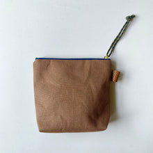 画像をギャラリービューアに読み込む, NEW✨　珊瑚ロゴ刺繍ポーチ　Sサイズ(ブラウン)　
