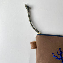 画像をギャラリービューアに読み込む, NEW✨　珊瑚ロゴ刺繍ポーチ　Sサイズ(ブラウン)　
