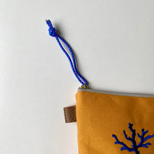 画像をギャラリービューアに読み込む, NEW✨　珊瑚ロゴ刺繍ポーチ　Sサイズ(キャニオンブラウン)　
