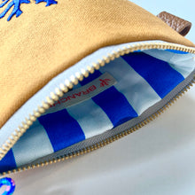 画像をギャラリービューアに読み込む, NEW✨　珊瑚ロゴ刺繍ポーチ　Sサイズ(キャニオンブラウン)　
