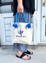 画像をギャラリービューアに読み込む, BRANCHES オリジナル　トートバッグМ　＊珊瑚刺繍入り＊キナリ（青刺繍、青紐）
