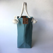 画像をギャラリービューアに読み込む, BRANCHES オリジナル　トートバッグМ　＊珊瑚刺繍入り＊ブルージェイド(グレー刺繍、白紐 ）
