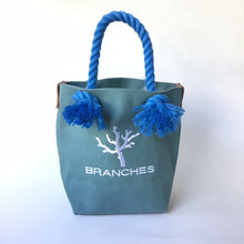 画像をギャラリービューアに読み込む, BRANCHES オリジナル　トートバッグS　＊珊瑚刺繍入り＊ブルージェイド（白刺繍、青紐）
