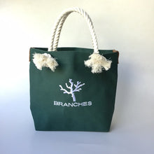 画像をギャラリービューアに読み込む, BRANCHES オリジナル　トートバッグМ　＊珊瑚刺繍入り＊濃グリーン(白刺繍、白紐）
