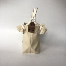 画像をギャラリービューアに読み込む, BRANCHES オリジナル　トートバッグ　＊珊瑚刺繍入り＊サンドビーチ（赤刺繍、白紐）
