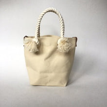 画像をギャラリービューアに読み込む, BRANCHES オリジナル　トートバッグ　＊珊瑚刺繍入り＊サンドビーチ（赤刺繍、白紐）
