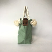 画像をギャラリービューアに読み込む, BRANCHES オリジナル　トートバッグ　＊珊瑚刺繍入り＊スモーキーセラドン（白刺繡、白紐）
