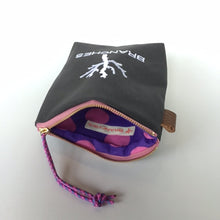 画像をギャラリービューアに読み込む, 珊瑚ロゴ刺繍ポーチ　Sサイズ(チャコール)　
