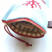 画像をギャラリービューアに読み込む, 珊瑚ロゴ刺繍ポーチ　Sサイズ(水色)　
