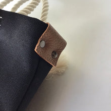 画像をギャラリービューアに読み込む, BRANCHES オリジナル　トートバッグМ　＊珊瑚刺繍入り＊ブラック(青刺繍、白紐）
