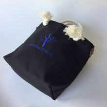 画像をギャラリービューアに読み込む, BRANCHES オリジナル　トートバッグМ　＊珊瑚刺繍入り＊ブラック(青刺繍、白紐）
