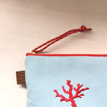 画像をギャラリービューアに読み込む, 珊瑚ロゴ刺繍ポーチ　Sサイズ(水色)　
