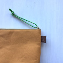 画像をギャラリービューアに読み込む, 珊瑚ロゴ刺繍ポーチ　Sサイズ(キャメル)
