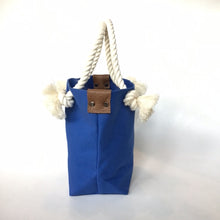 画像をギャラリービューアに読み込む, BRANCHES オリジナル　トートバッグS　＊珊瑚刺繍入り＊ロイヤルブルー（白刺繍、白紐）
