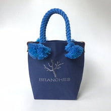 画像をギャラリービューアに読み込む, BRANCHES オリジナル　トートバッグS　＊珊瑚刺繍入り＊フラワーブルー（グレー刺繍、青紐）
