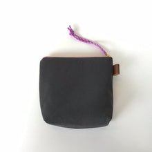 画像をギャラリービューアに読み込む, 珊瑚ロゴ刺繍ポーチ　Sサイズ(チャコール)　
