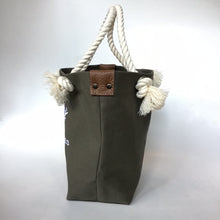 画像をギャラリービューアに読み込む, 　BRANCHES オリジナル　トートバッグМ　＊珊瑚刺繍入り＊アーミーグリーン（白刺繍、白紐）
