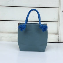 画像をギャラリービューアに読み込む, BRANCHES オリジナル　トートバッグМ　＊珊瑚刺繍入り＊ブルージェイド（白刺繍、青紐）

