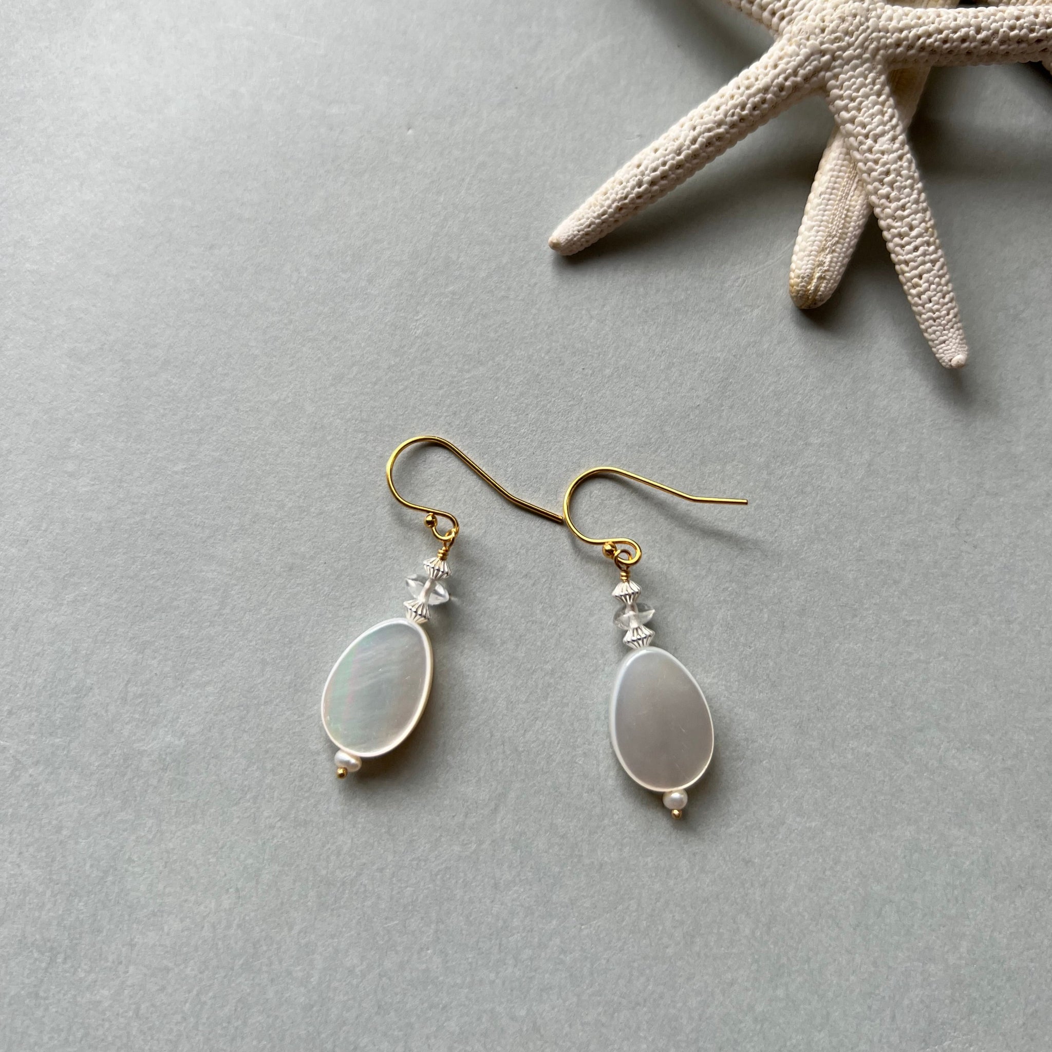 販売証明書付き☆agete アズライト クォーツ 白蝶貝 チャーム 白蝶貝（しずく型）とクオーツのピアス – BRANCHES