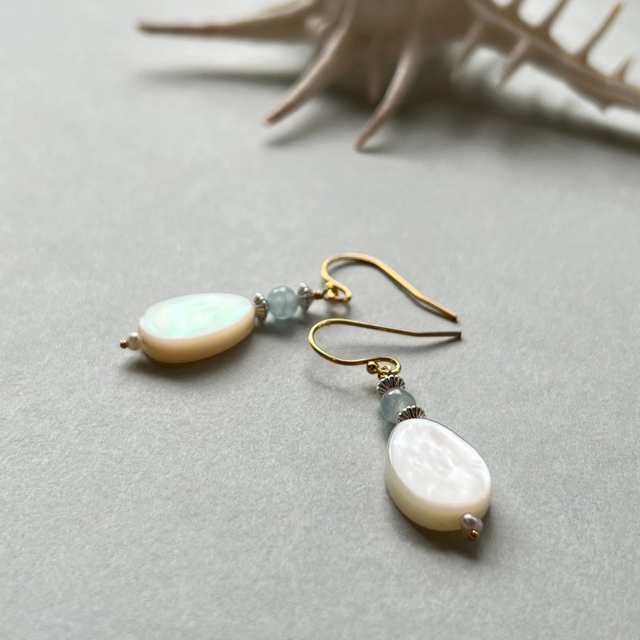 白蝶貝（しずく型）とアクアマリンのピアス – BRANCHES