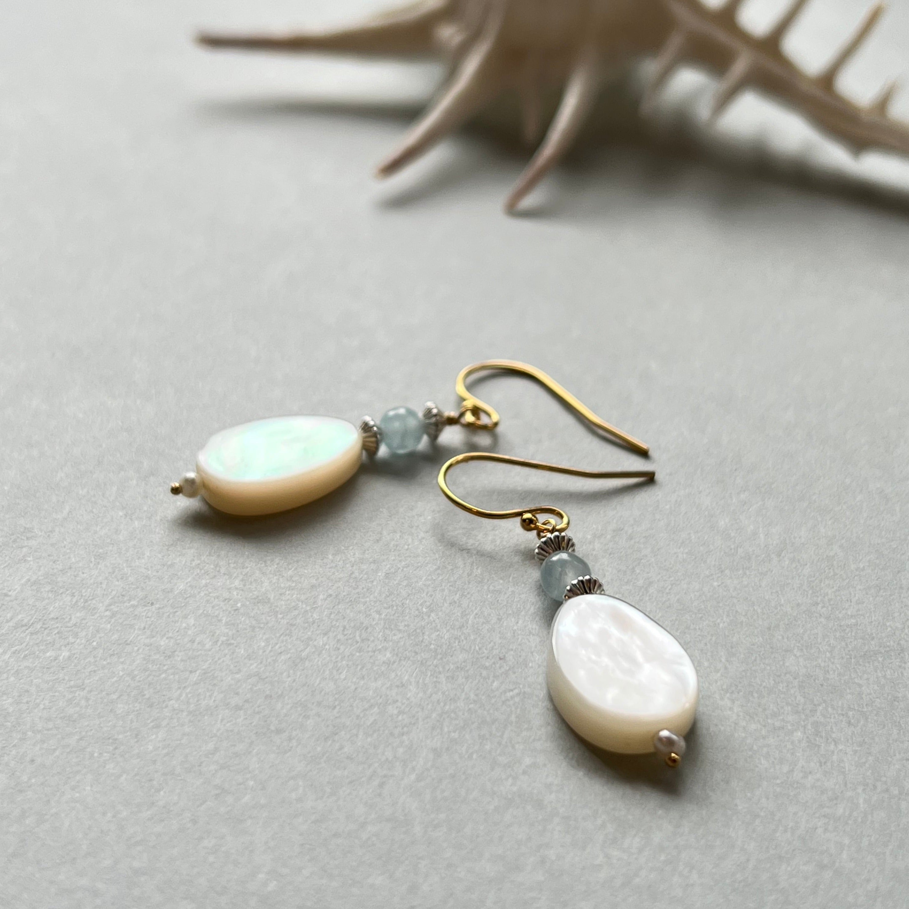 白蝶貝（しずく型）とアクアマリンのピアス – BRANCHES