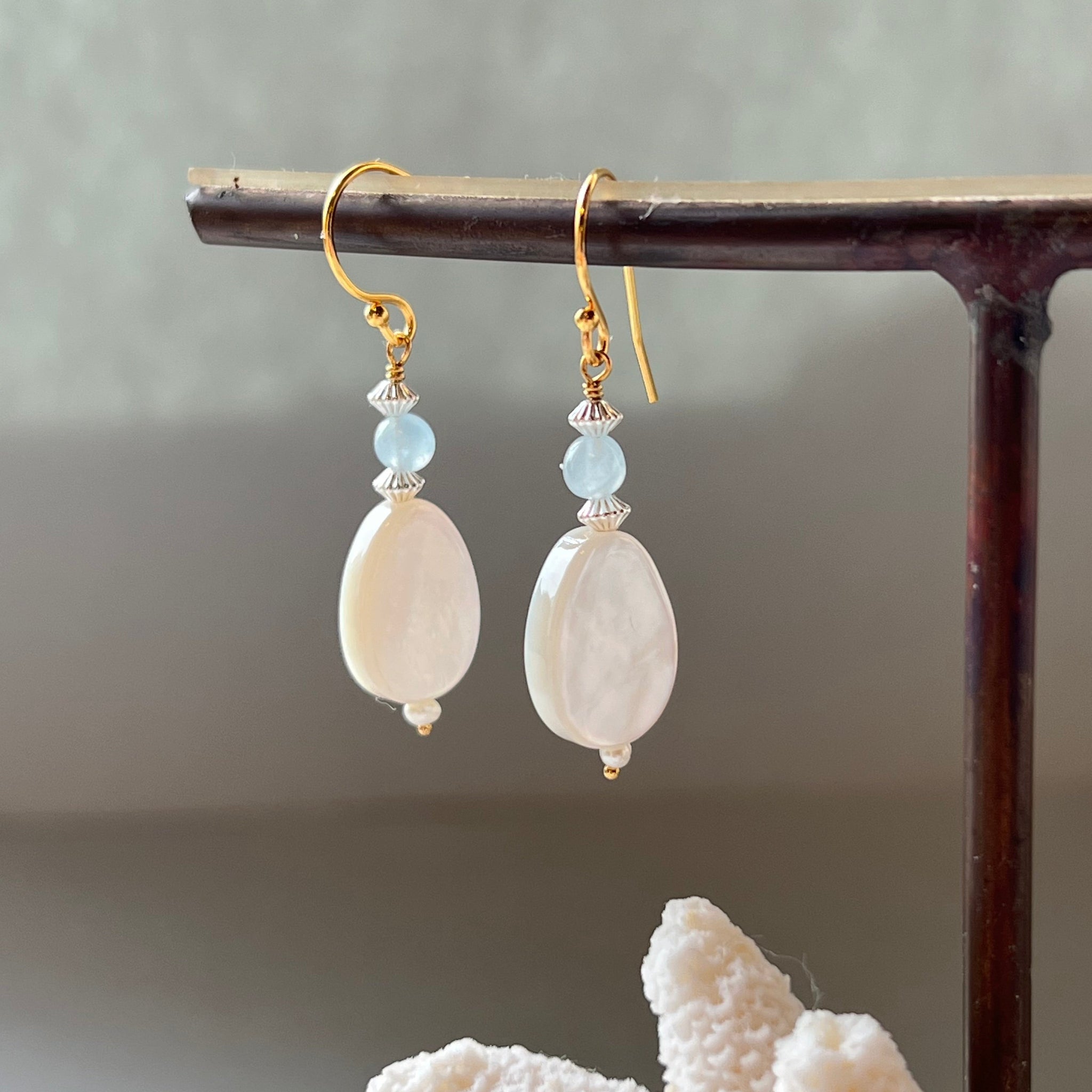 LAZY SUSAN K10YGピアス シェルパールダイヤモンド　白蝶貝 白蝶貝（しずく型）とアクアマリンのピアス – BRANCHES